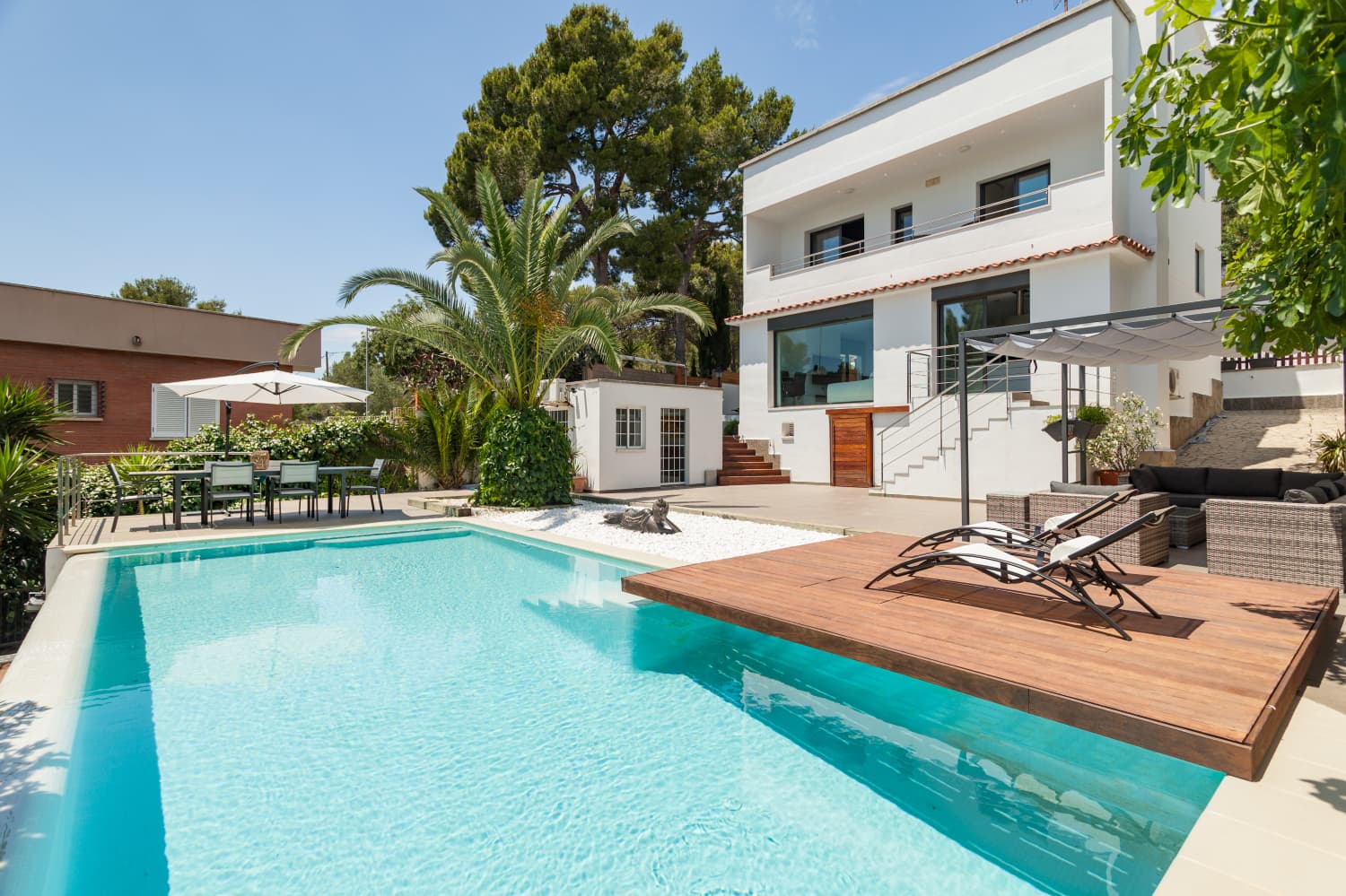 Moderna casa con piscina y gran jardín — Apartamento en Castelldefels