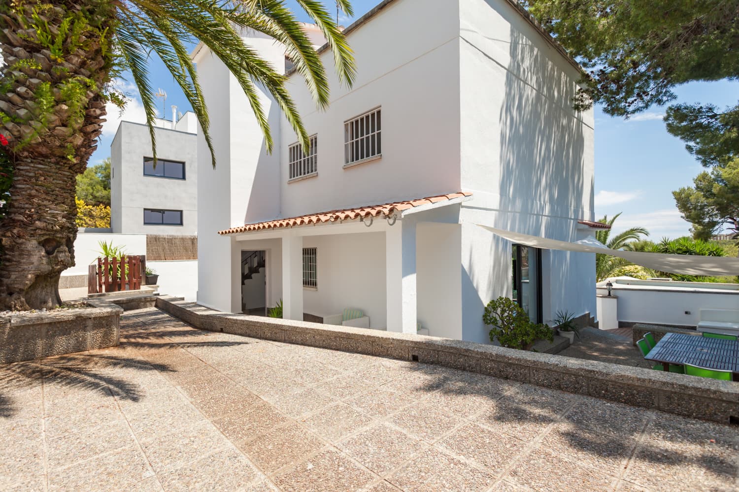 Moderna casa con piscina y gran jardín - foto 2